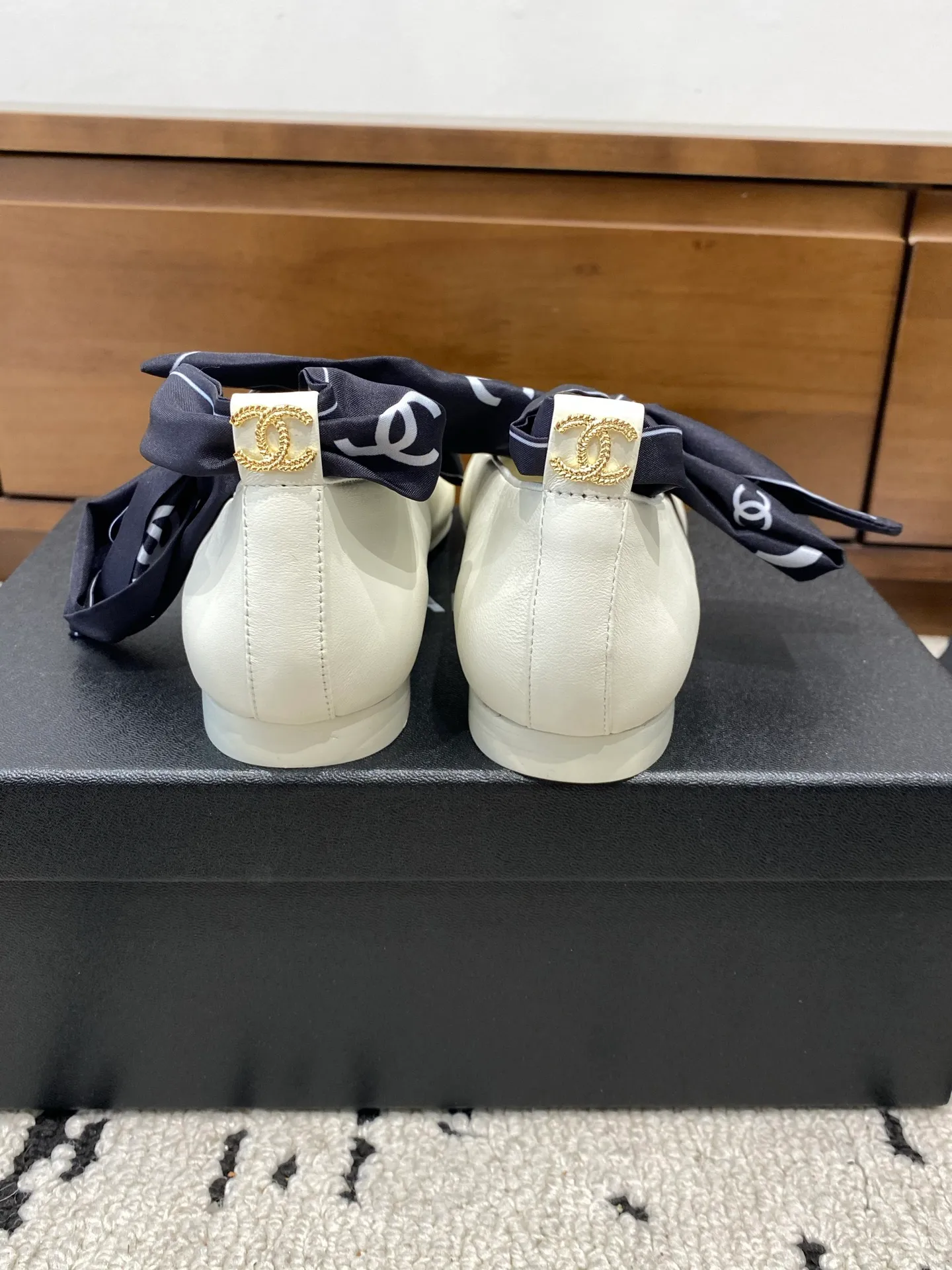 👟👟Ex-factory price 580👟👟 🍀CHANEL2026 early autumn new model, Mary Jane leather cover Chanel Xiaoxiang C home flat ribbon 🎀Comfortable ballet shoes Customized catwalk haute couture, simple yet sweet and playful Solid color fabric is refreshing and easy to wear Buckle design shoes are more heeling Upper: Customized sheepskin Inner foot pad: sheepskin Sole: Italian genuine leather sole Number of yards: 35-40 (customized 40 pieces are non-refundable)